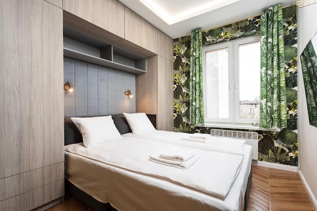 Verdant Oasis - Old Town Studio - By Upstairs Krakov Exteriér fotografie
