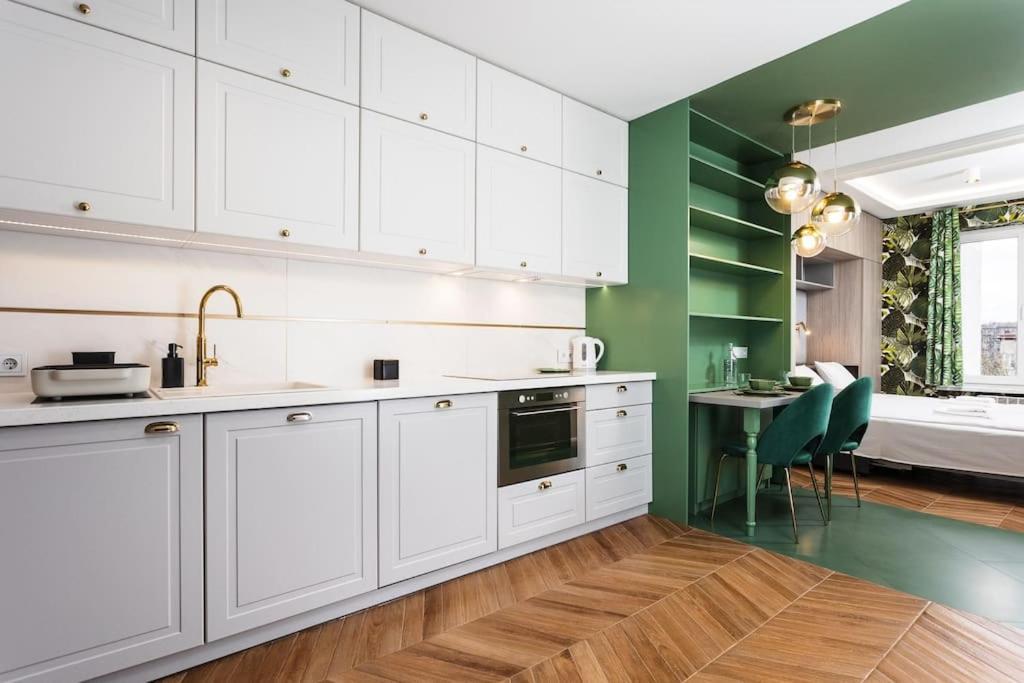 Verdant Oasis - Old Town Studio - By Upstairs Krakov Exteriér fotografie