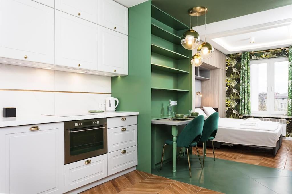 Verdant Oasis - Old Town Studio - By Upstairs Krakov Exteriér fotografie
